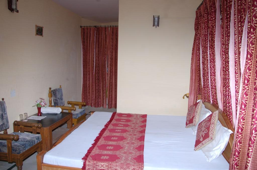 Hotel Arsh International Nainital Pokoj fotografie