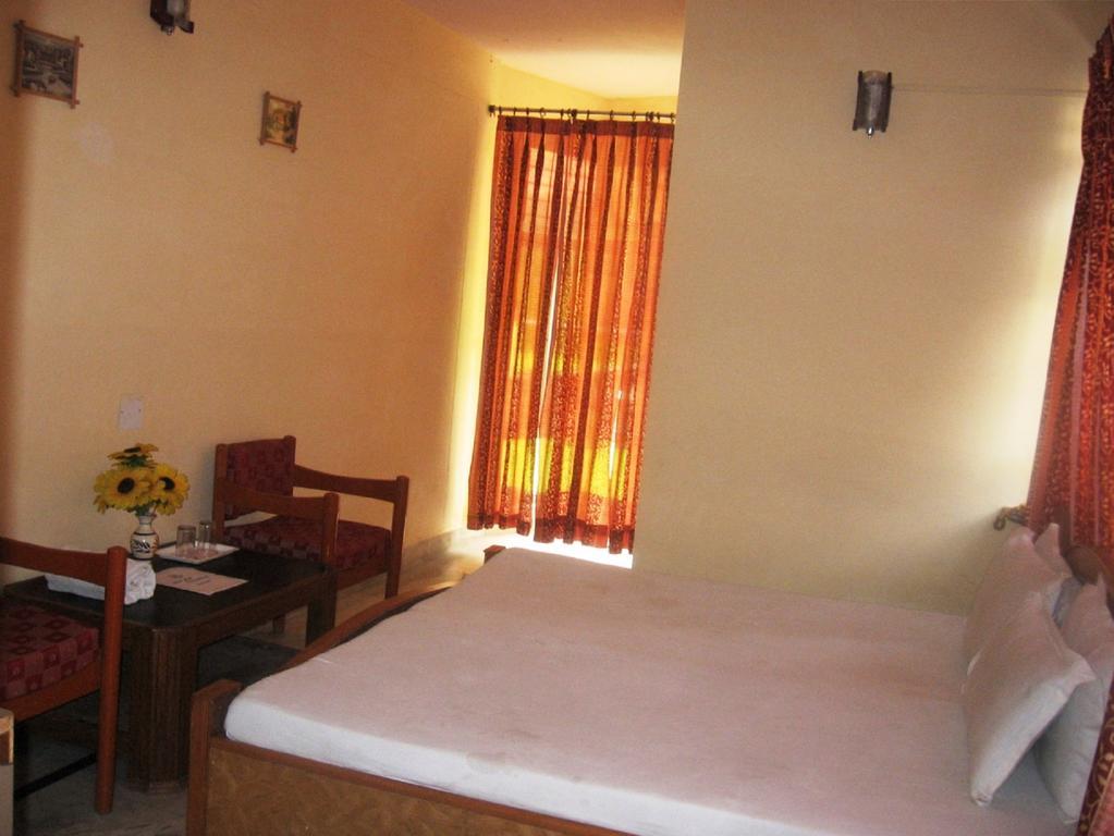 Hotel Arsh International Nainital Pokoj fotografie